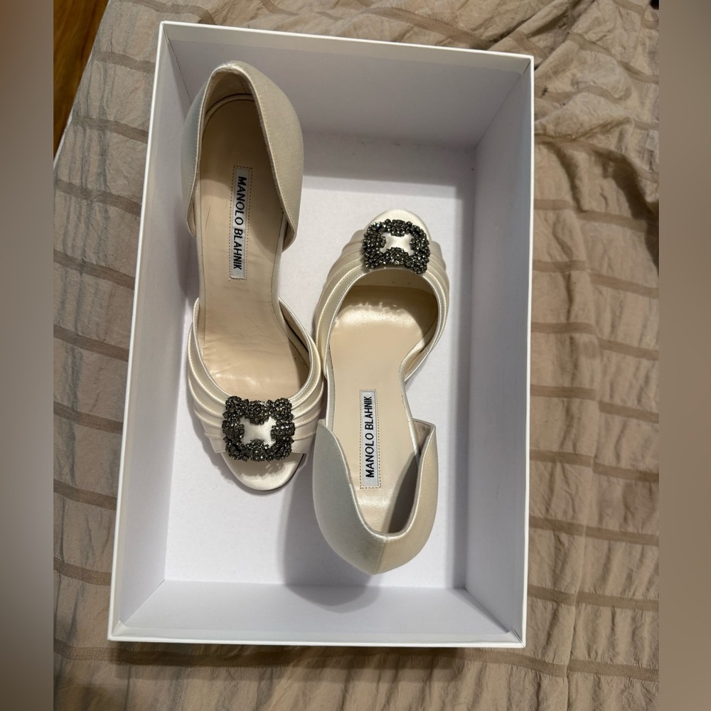 MANOLO BLAHNIK
Cream Satin Sedaraby D'orsay Pumps In Neutral